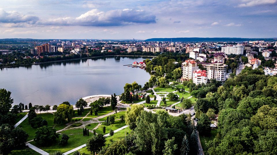 Вигляд класичного парку з висоти пташиного лету