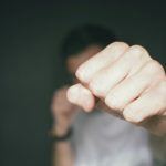 Що означає, коли сниться, що ти когось б’єш: тлумачення сну